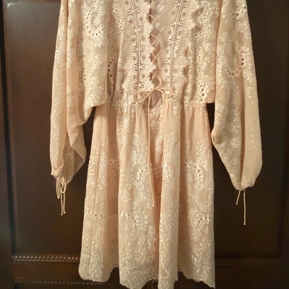 Few Moda blush pink long sleeve lace dress with peekaboo back size Large. - Picture 2 of 6